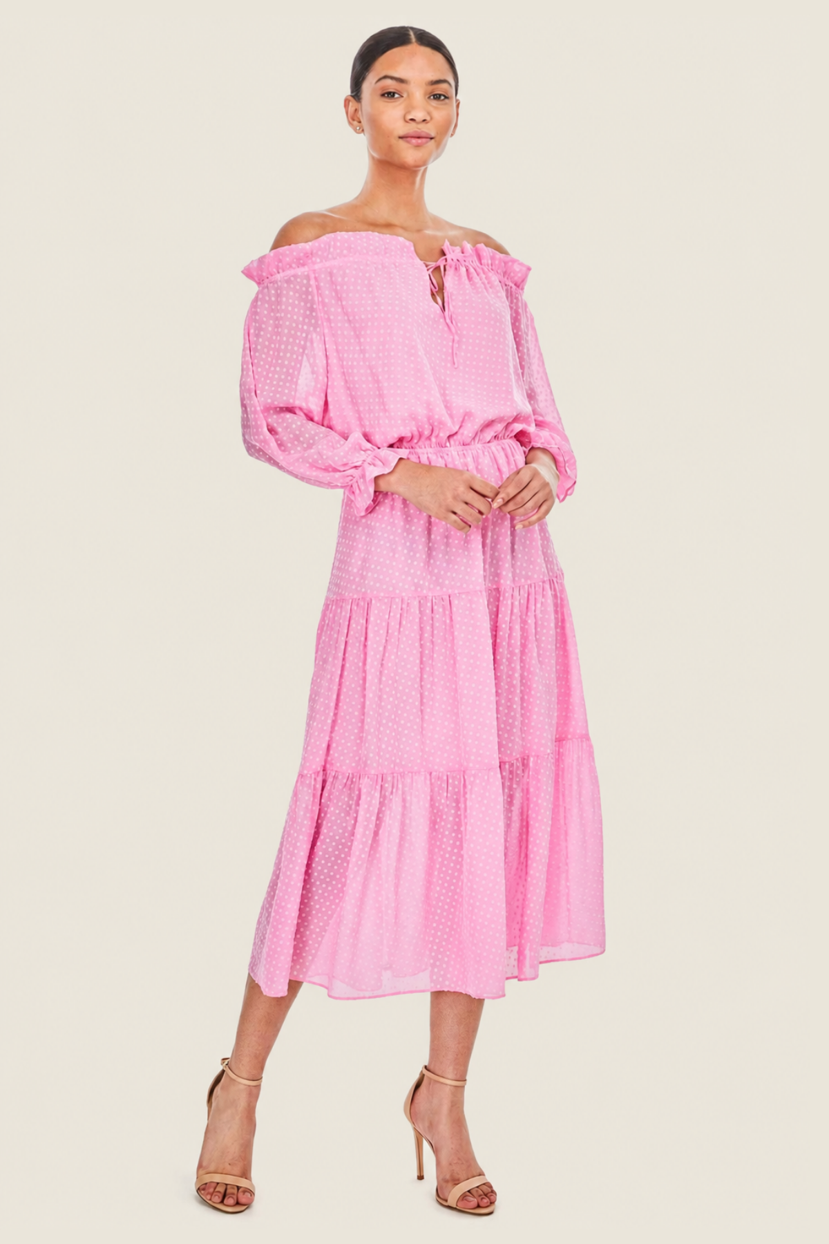 Perfil lateral del vestido Leoni midi rosa, destacando la caída suave de la falda de tres capas.