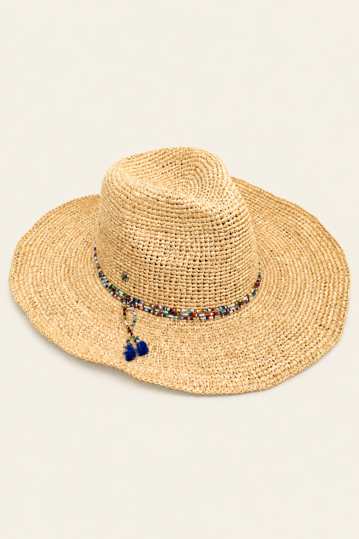 Detalle de sombrero western con cinta Emmy decorativa y textura natural de inspiración artesanal elegante