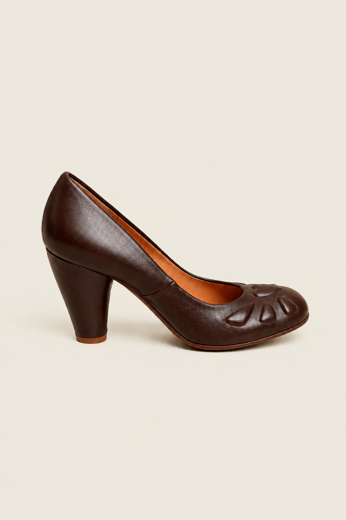 Vista lateral de los zapatos Owen de Chie Mihara con tacón medio y acabado en piel negra de alta calidad y estilo moderno