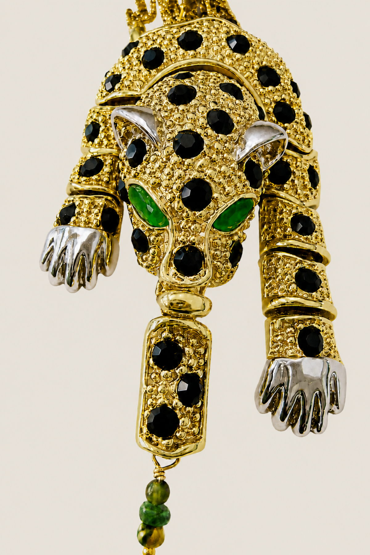 Detalle del colgante de leopardo y tigre con cristales en collar dorado chapado ideal para complementar looks modernos y sofisticados