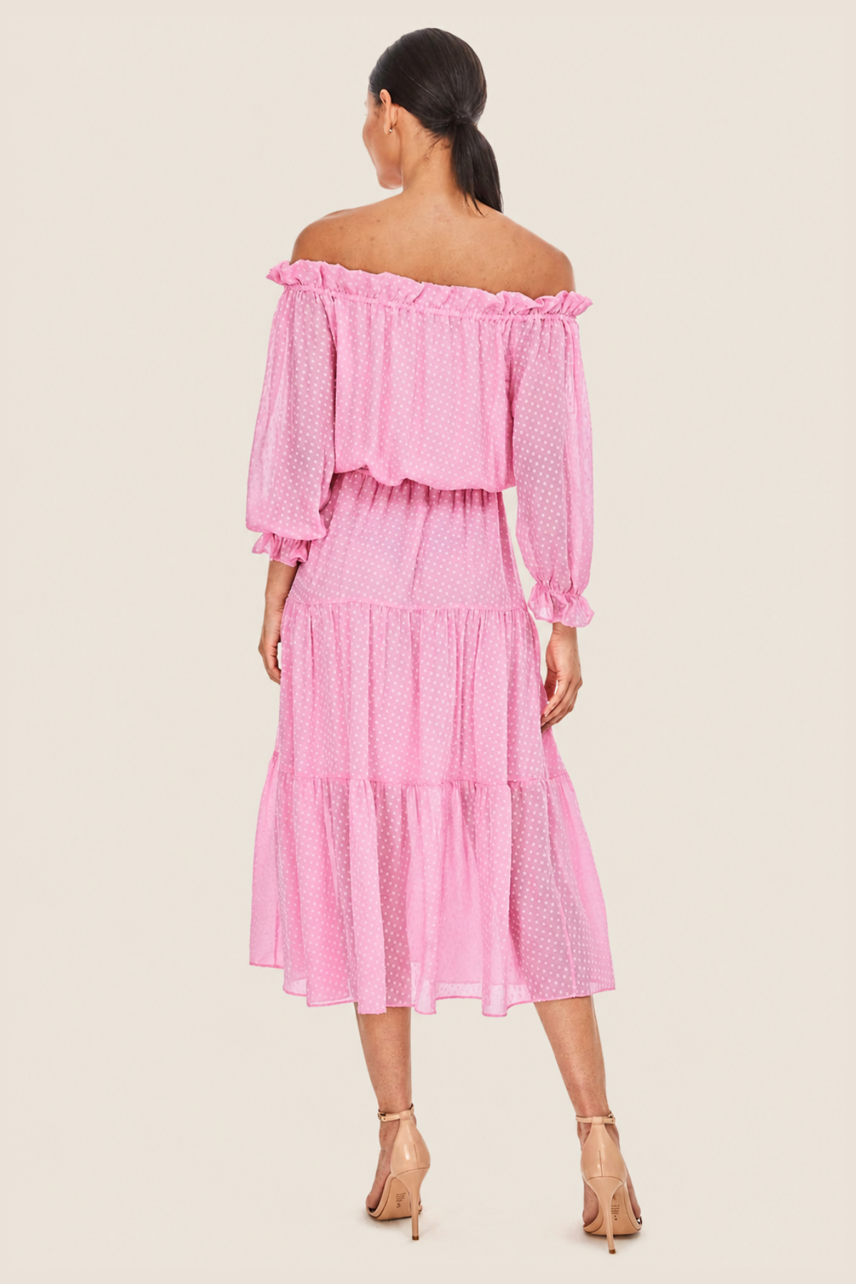 Vista trasera del vestido Leoni midi Candy Pink, con cierre de lazo en la parte superior y falda fluida.