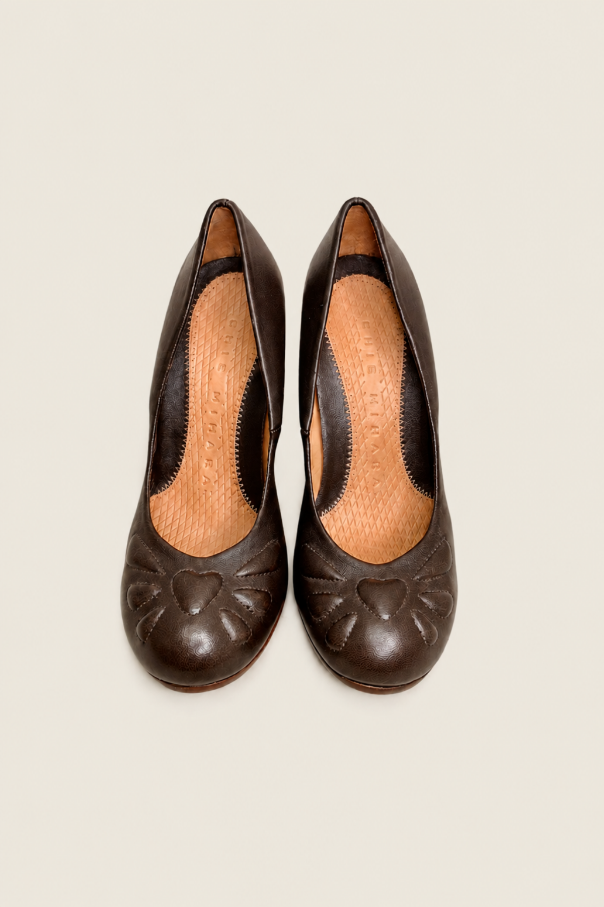 Vista superior de los zapatos Chie Mihara Owen con tacón medio en piel negra, diseño cómodo y sofisticado para mujer