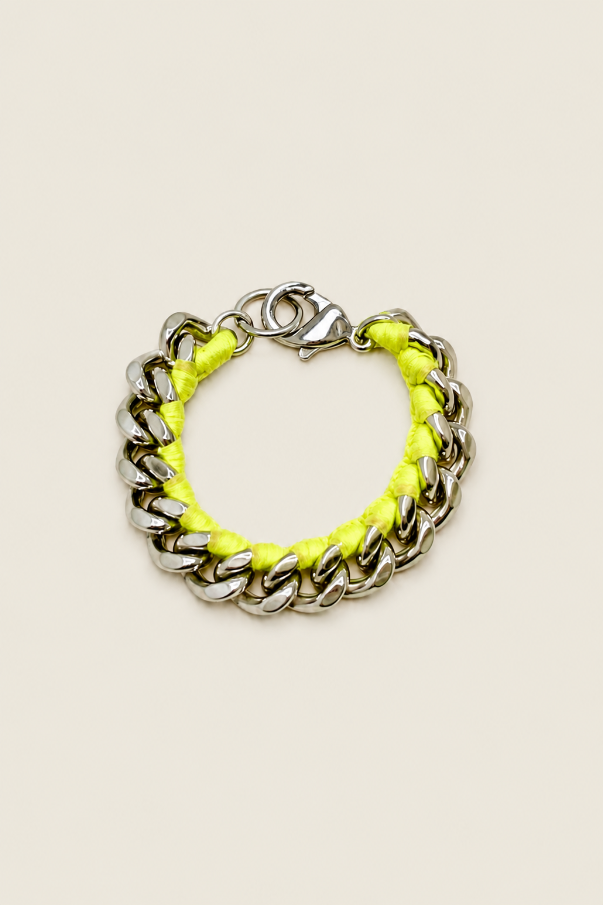 Pulsera de cadena en neón amarillo con eslabones grandes sobre fondo blanco, diseño moderno y vibrante para un estilo atrevido