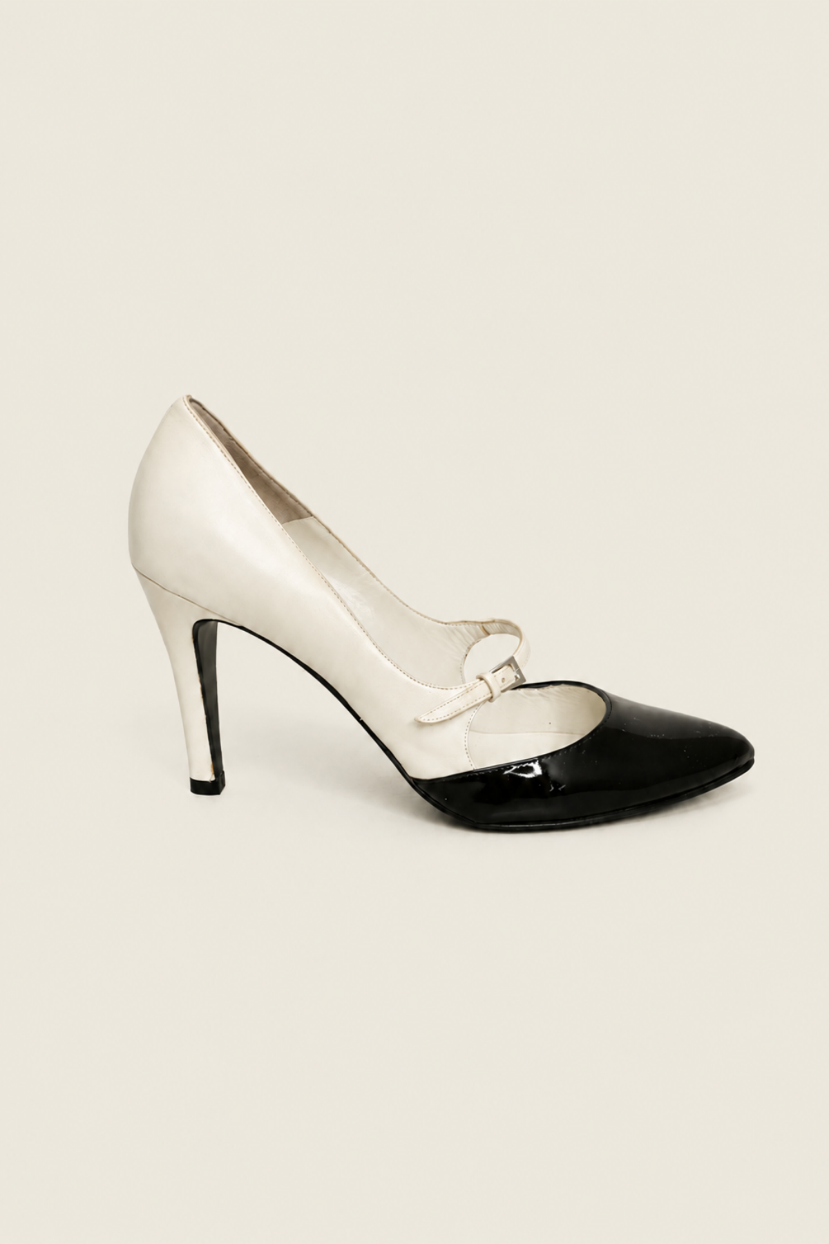 Vista lateral de zapato Sigerson Morrison Black and White en cuero blanco con detalle en negro, elegante y cómodo para uso diario y ocasiones especiales