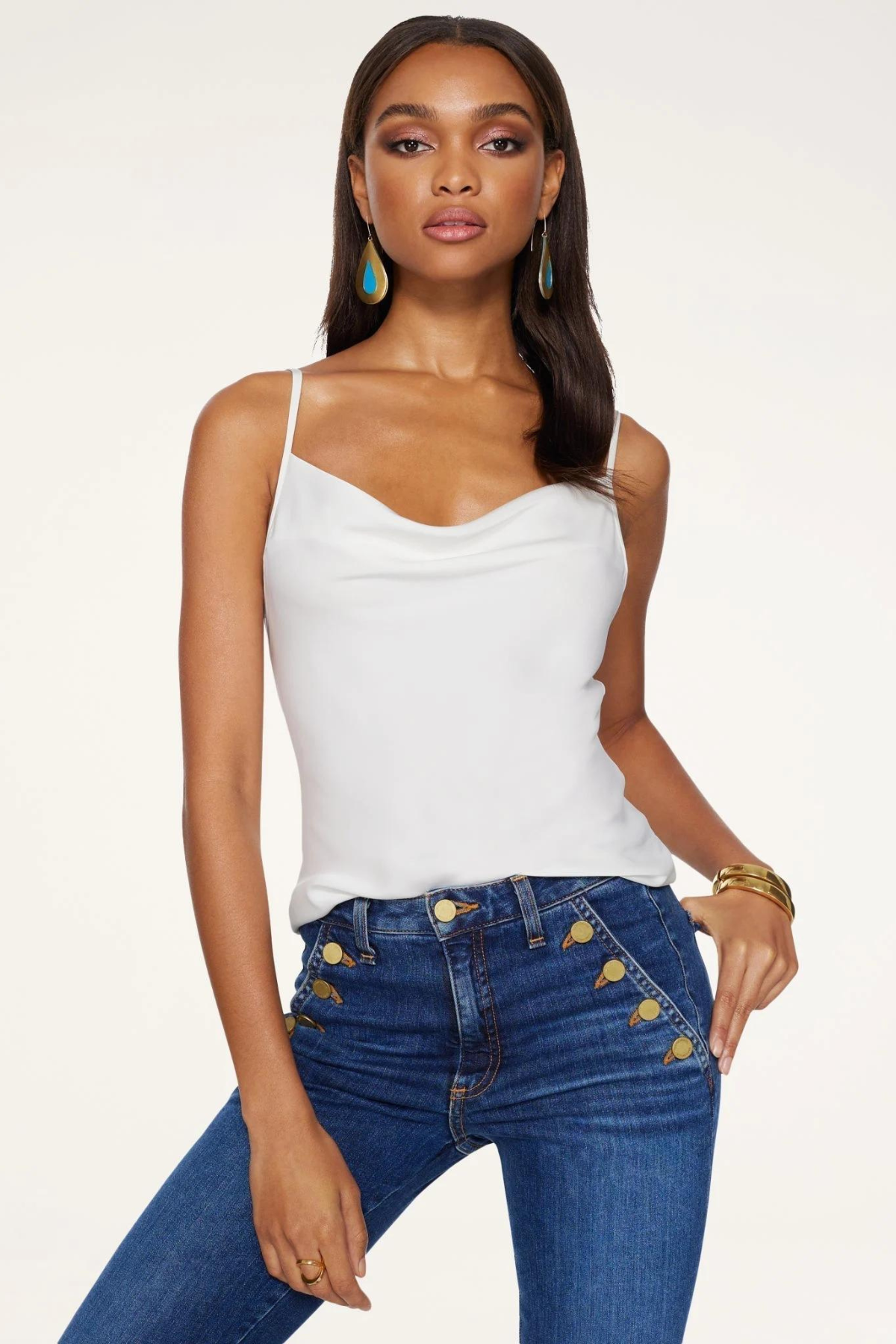 Top blanco de satén con cuello drapeado, ideal para looks veraniegos frescos combinado con prendas de lino o tonos neutros