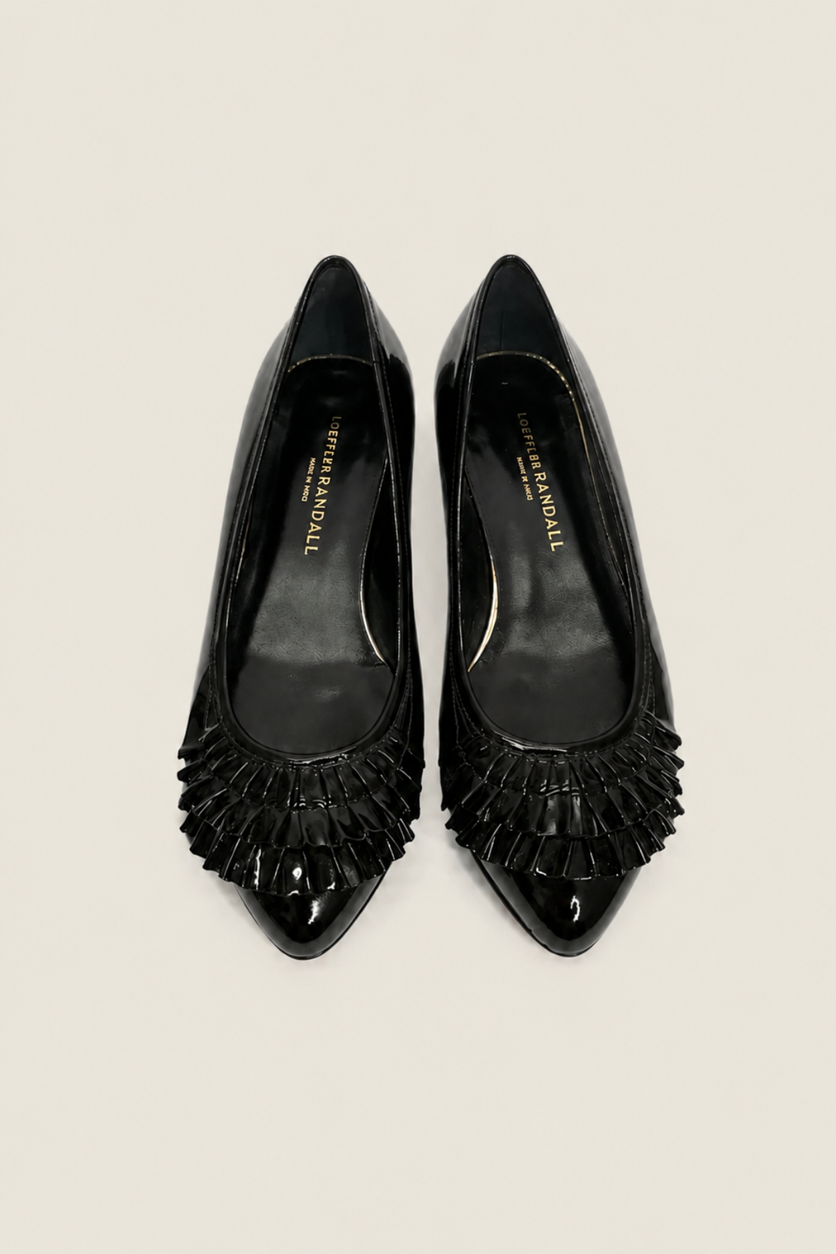 Zapatos planos Delphine en charol elegantemente presentados sobre fondo blanco para resaltar su diseño clásico y moderno