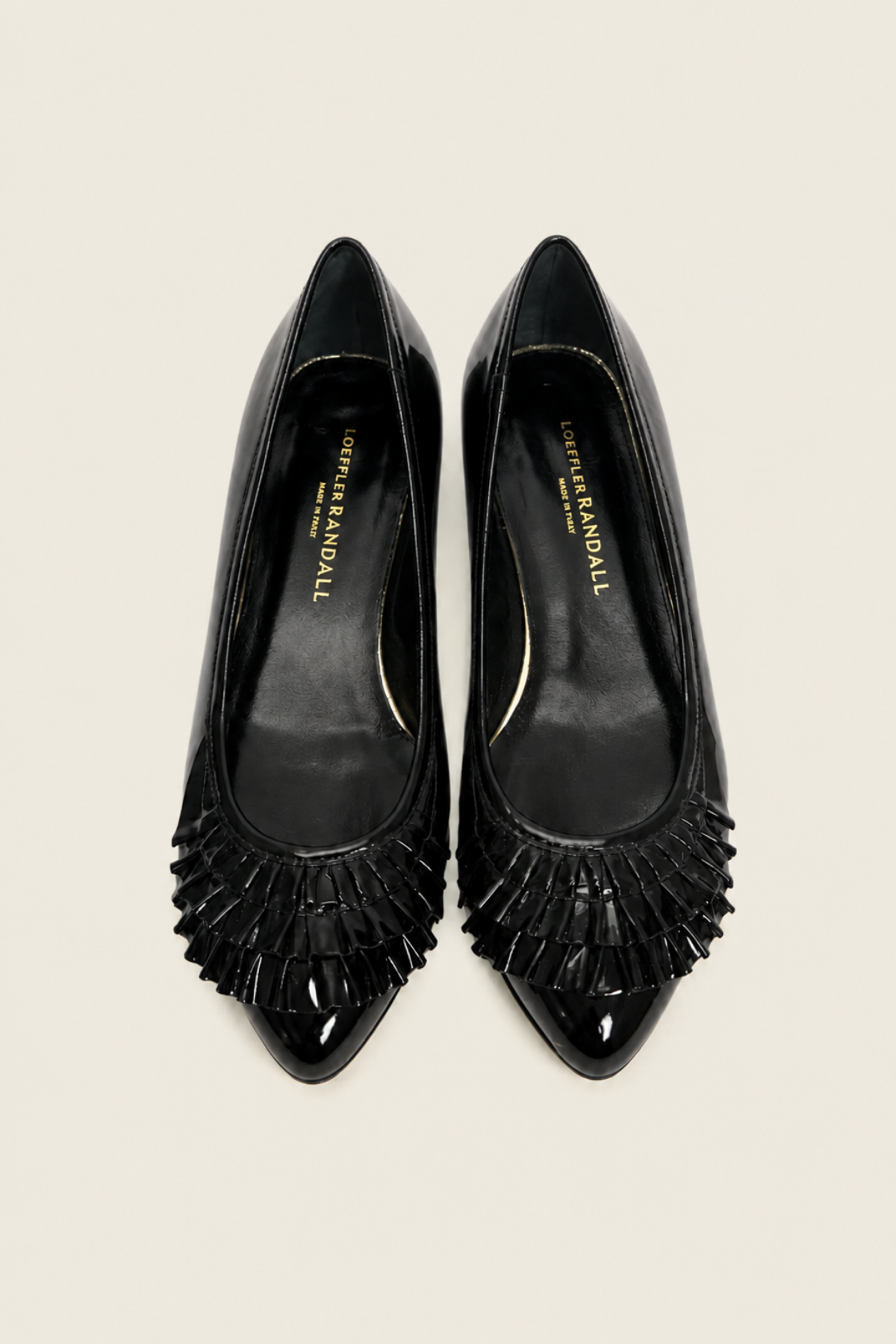 Zapatos planos Delphine de charol negro con puntera redonda y detalle brillante, ideales para un look elegante y cómodo