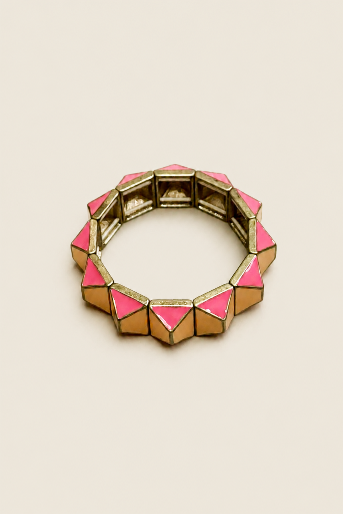 Pulsera Pyramid con diseño geométrico en acabado metálico, ideal para complementar estilos modernos y elegantes