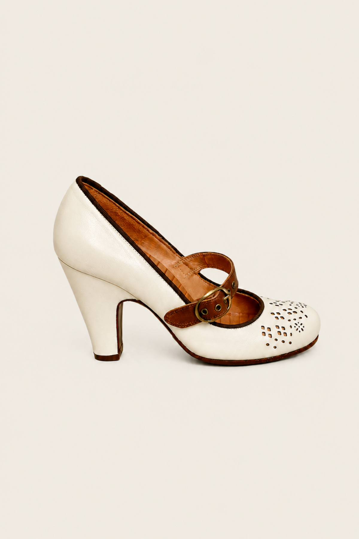 Vista superior de los zapatos Chie Mihara Crio en piel marrón con tacón medio, diseño cómodo y elegante para mujer moderna