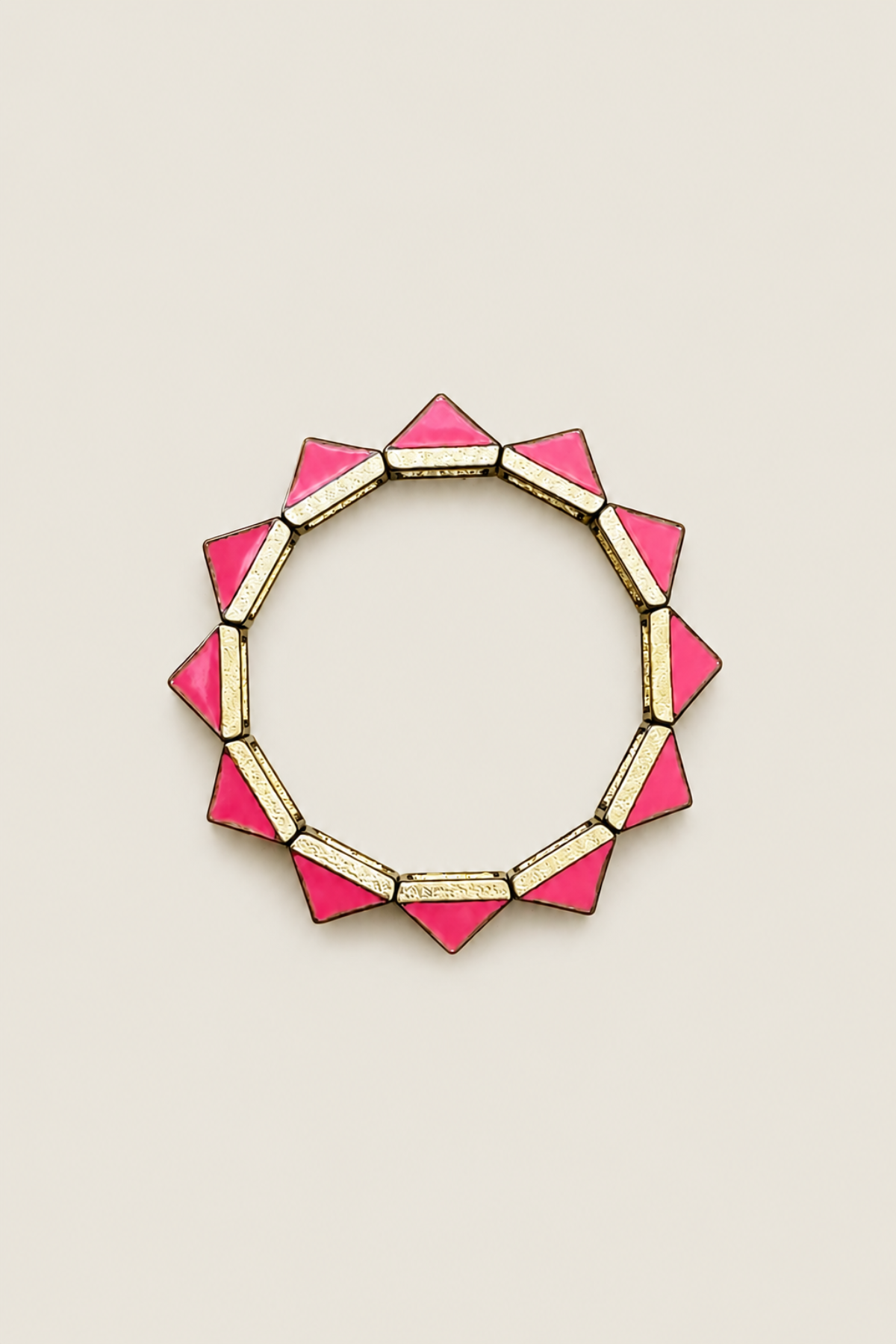 Pulsera Pyramid mostrando detalle de sus formas piramidales y cierre ajustable sobre fondo blanco para máxima visibilidad