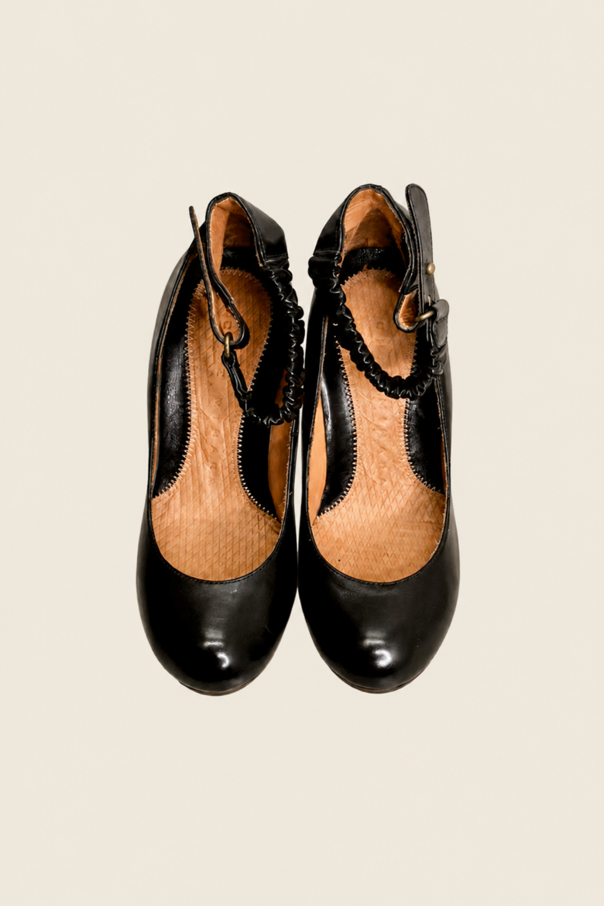 Vista superior de los zapatos Chie Mihara Obelie en piel negra con tacón medio y correa ajustable para mayor comodidad