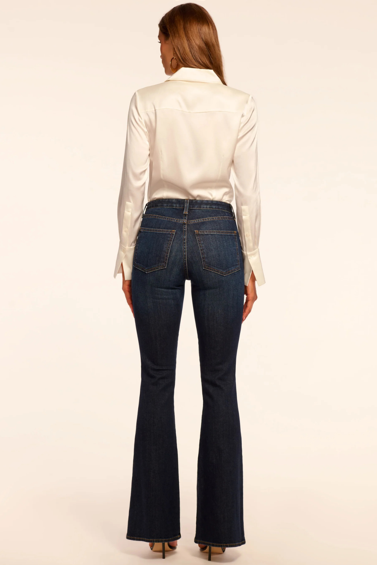 Vista trasera del pantalón flare dark rinse con costuras decorativas y ajuste en la cintura, ideal para looks sofisticados