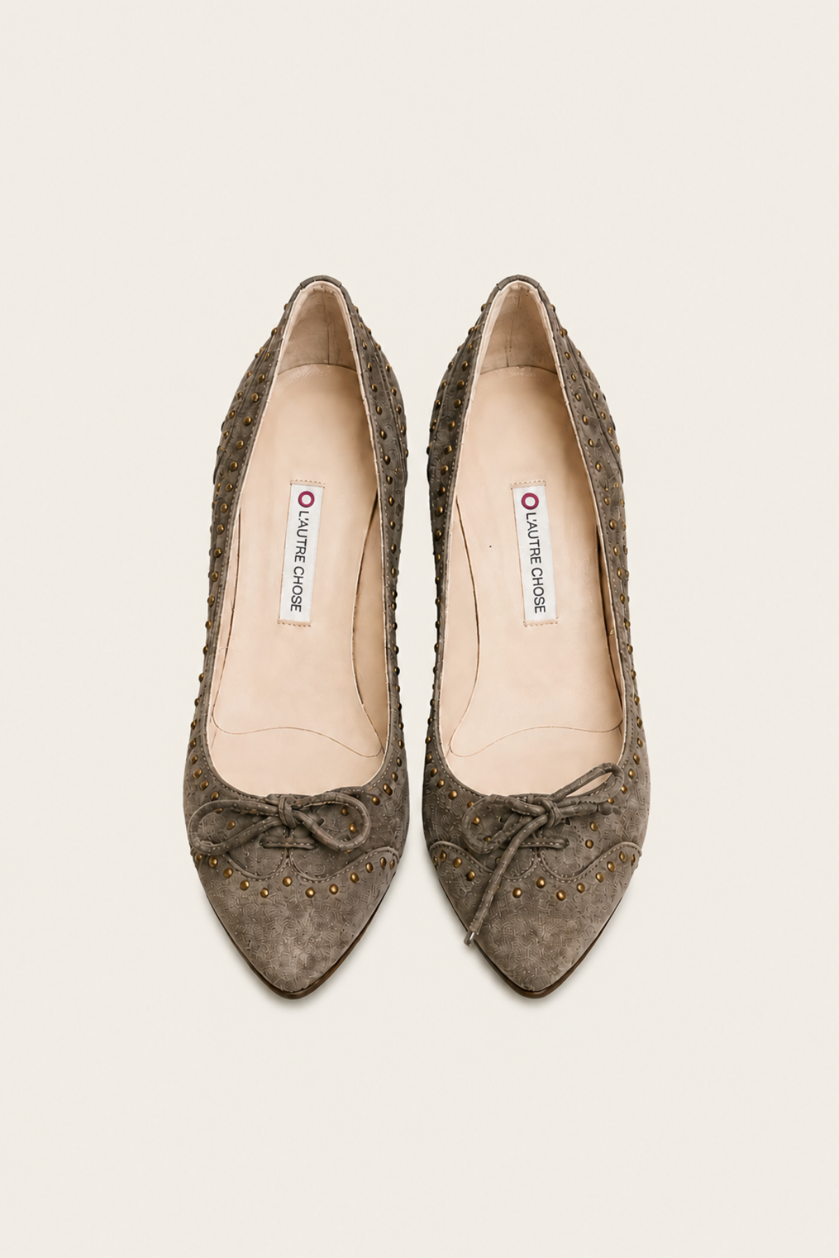 Vista superior de los zapatos de tacón en ante camel, con diseño elegante y plantilla cómoda para uso prolongado