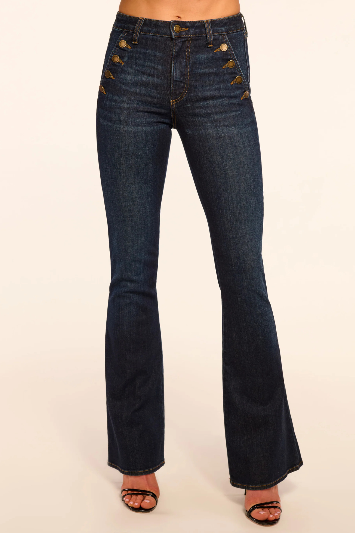 Vista completa del pantalón flare dark rinse con ajuste en la cadera y pierna acampanada, combinable con blusas o tops