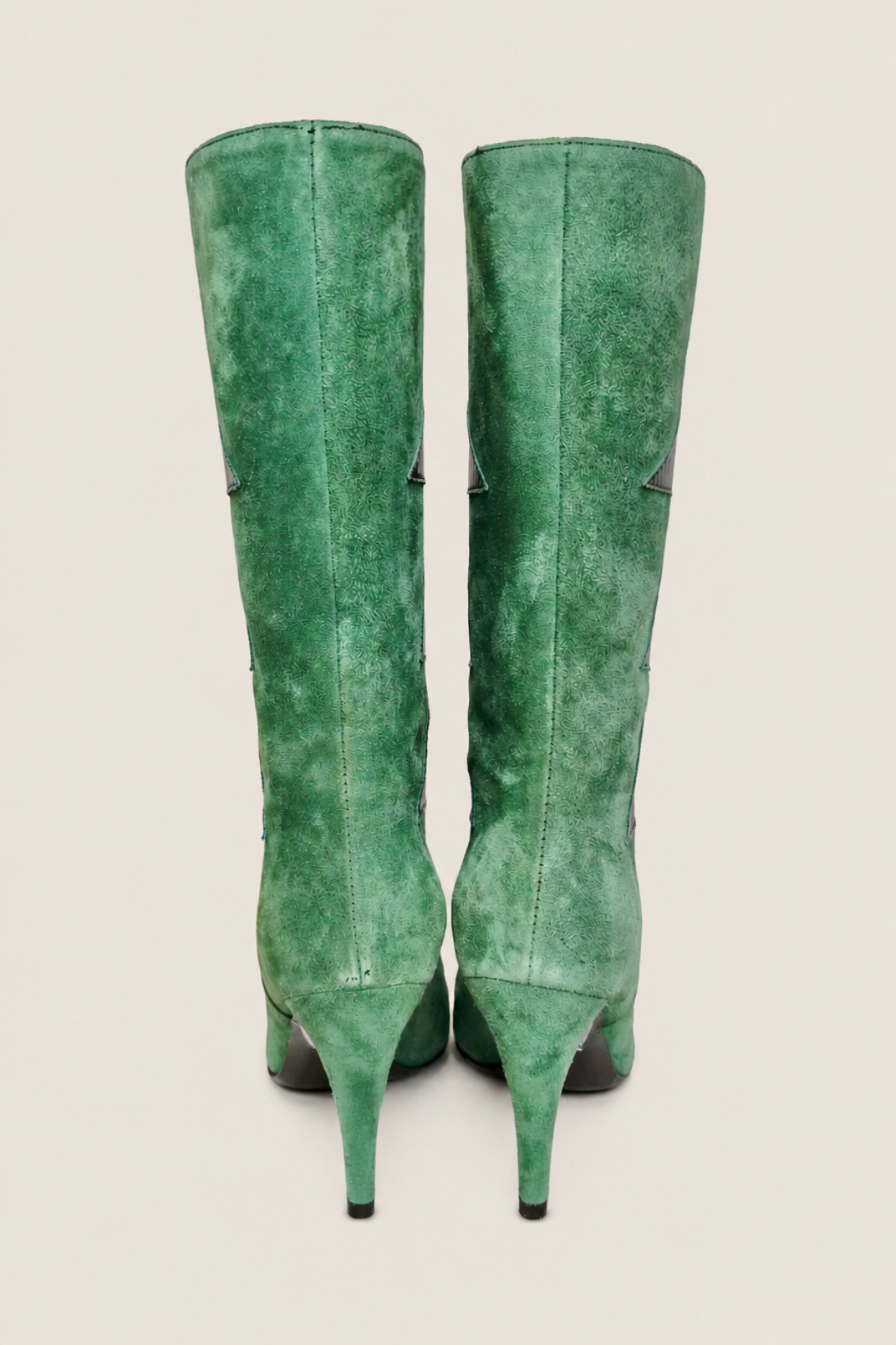 Vista trasera de las botas Boccaccini Hanya en ante camel, mostrando el diseño cuidado y el tacón cómodo para uso diario
