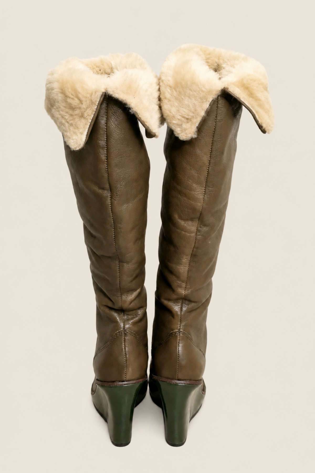 Detalle del tacón alto y textura en piel negra de las botas Michael Kors Altitude para mujer con estilo contemporáneo y chic