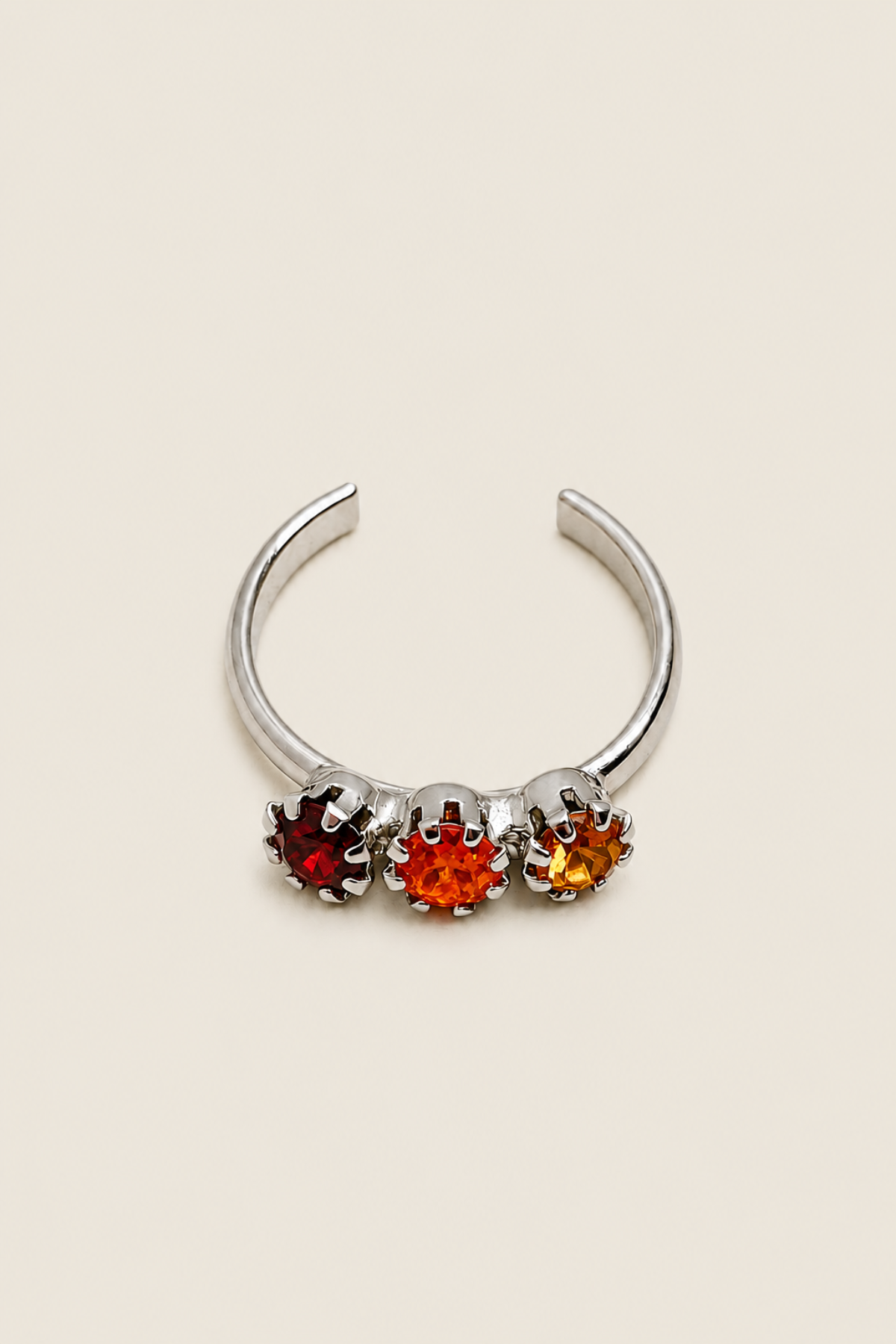 Anillo para pie Tarina Tarantino con topacio Hyac brillante en diseño elegante y moderno, perfecto para estilizar tus looks veraniegos