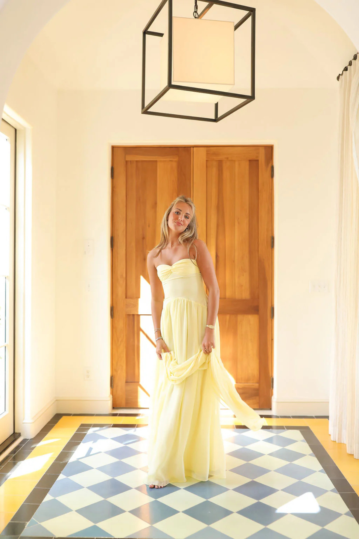 Vestido butter Andie con pañuelo de seda estampado al cuello, demostrando cómo accesorizar el look para oficina o eventos