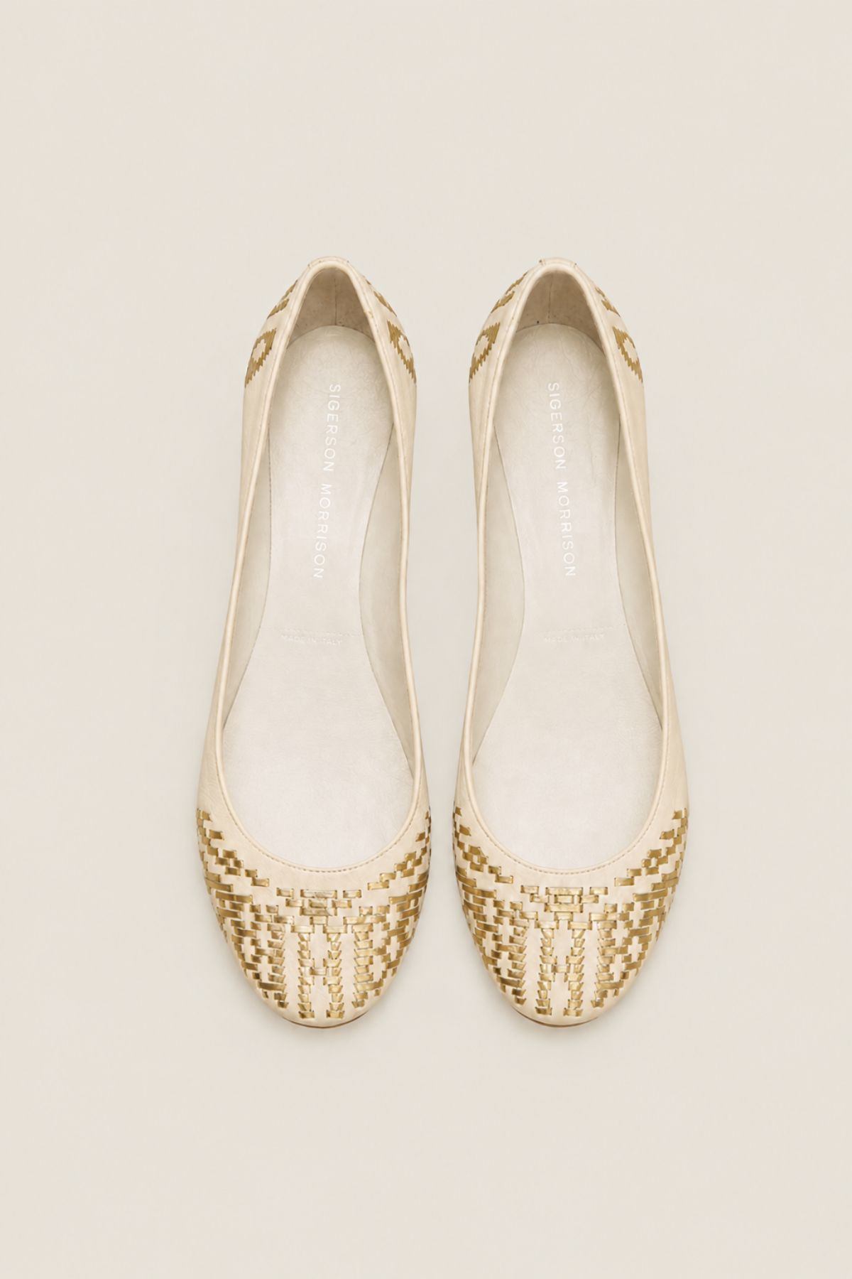Vista superior de la bailarina Sigerson Morrison en piel blanca con bordados dorados, diseño cómodo y elegante para uso diario