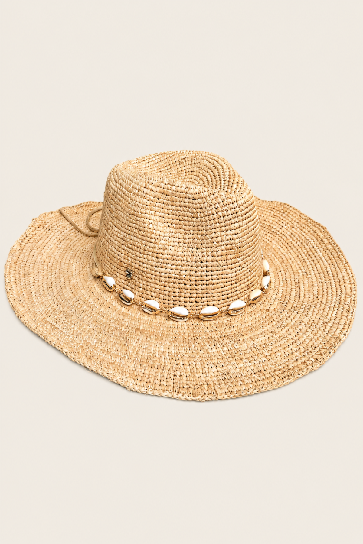 Sombrero cowboy Shane decorado con conchas para un outfit relajado de estilo mediterráneo