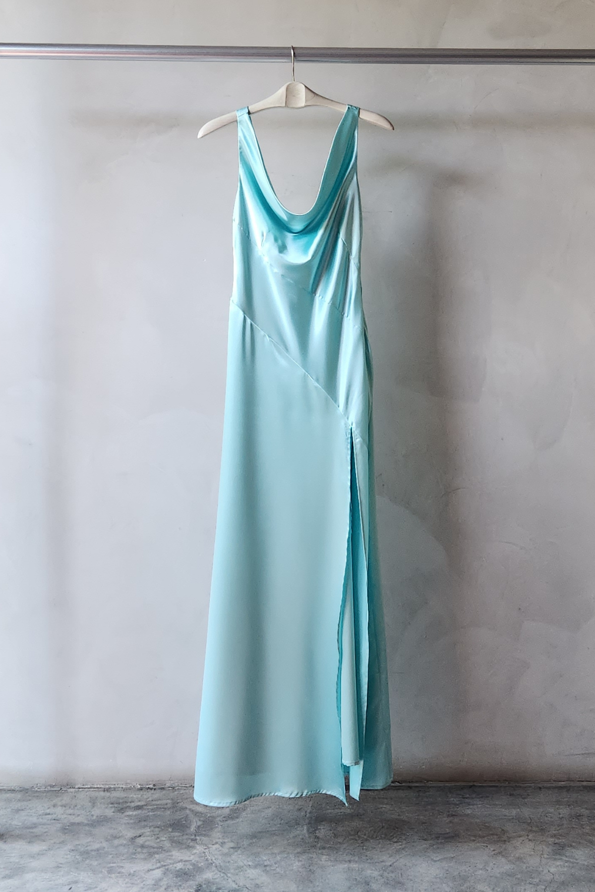 vestido Alfina largo en tono Sky caída ligera, tirantes delicados en ambiente interior iluminado.
