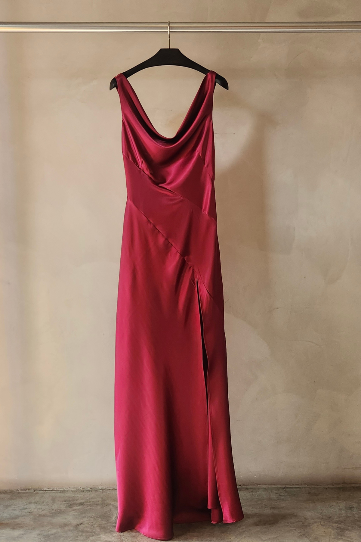 Vestido Alfina  en color wine estilo largo y fluido,  presentado con luz natural.