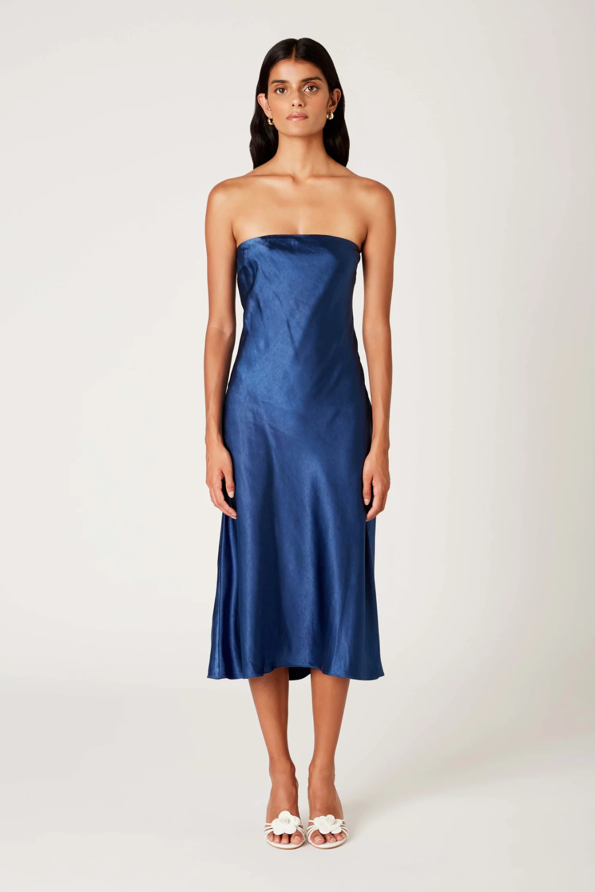 Modelo luciendo el vestido bañera Carolyn en color sólido, con cintura marcada y vuelo discreto para silueta femenina