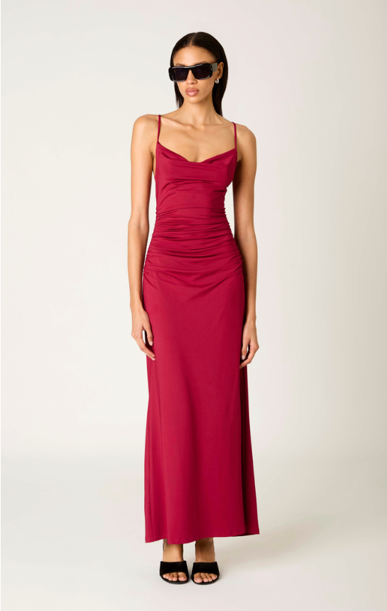 Vestido largo Ina en tono cranberry con escote barco y mangas largas, tejido fluidos para evento de noche o bodas con estilo elegante