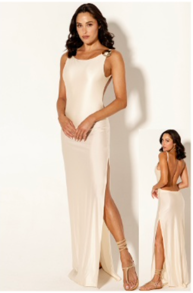 Modelo con vestido largo marfil elegante de corte limpio y tejido fluido perfecto para invitadas, cenas y looks minimal chic sofisticados