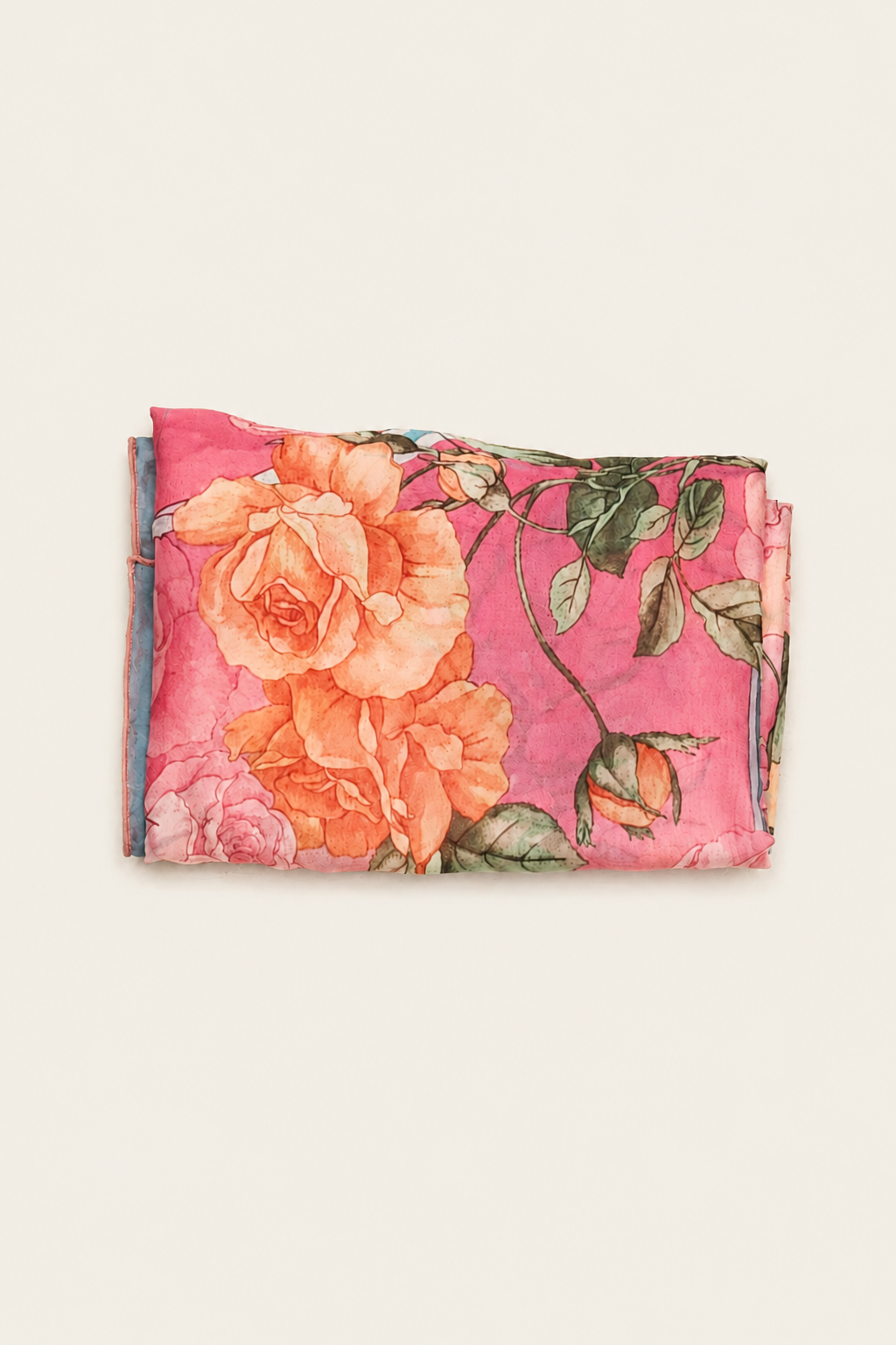 Detalle plano del pareo Rosa de Raffaela D'Angelo mostrando estampado sutil y acabados cuidados ideal para accesorios veraniegos