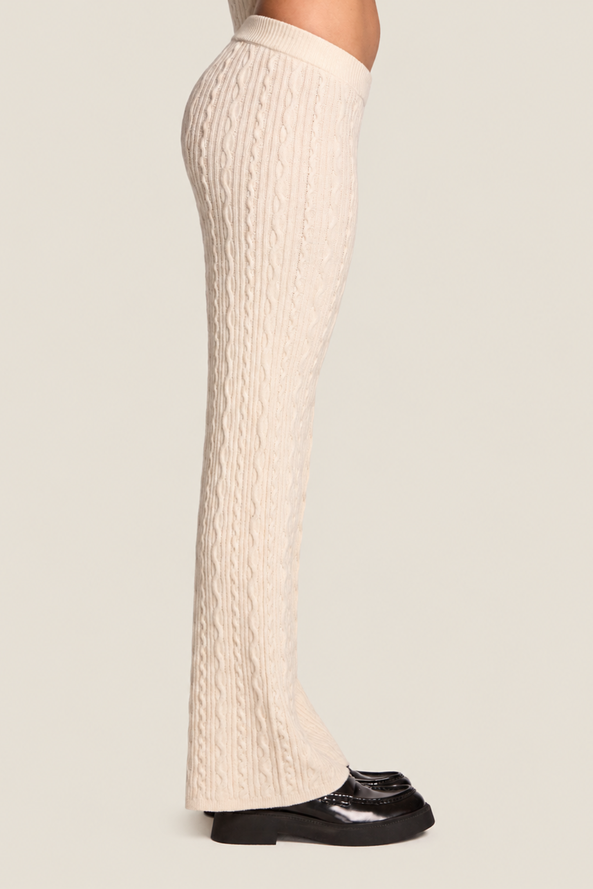 Pantalón recto blanco antiguo para mujer visto de perfil con diseño trenzado