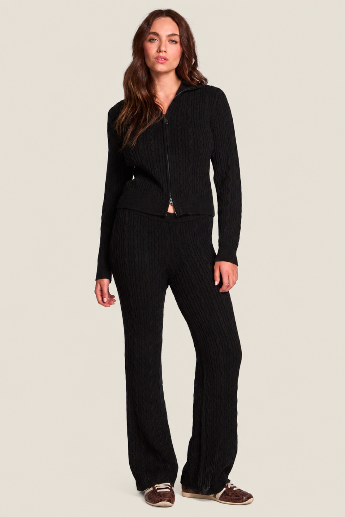 Pantalón negro de punto para mujer con pierna ancha y textura trenzada