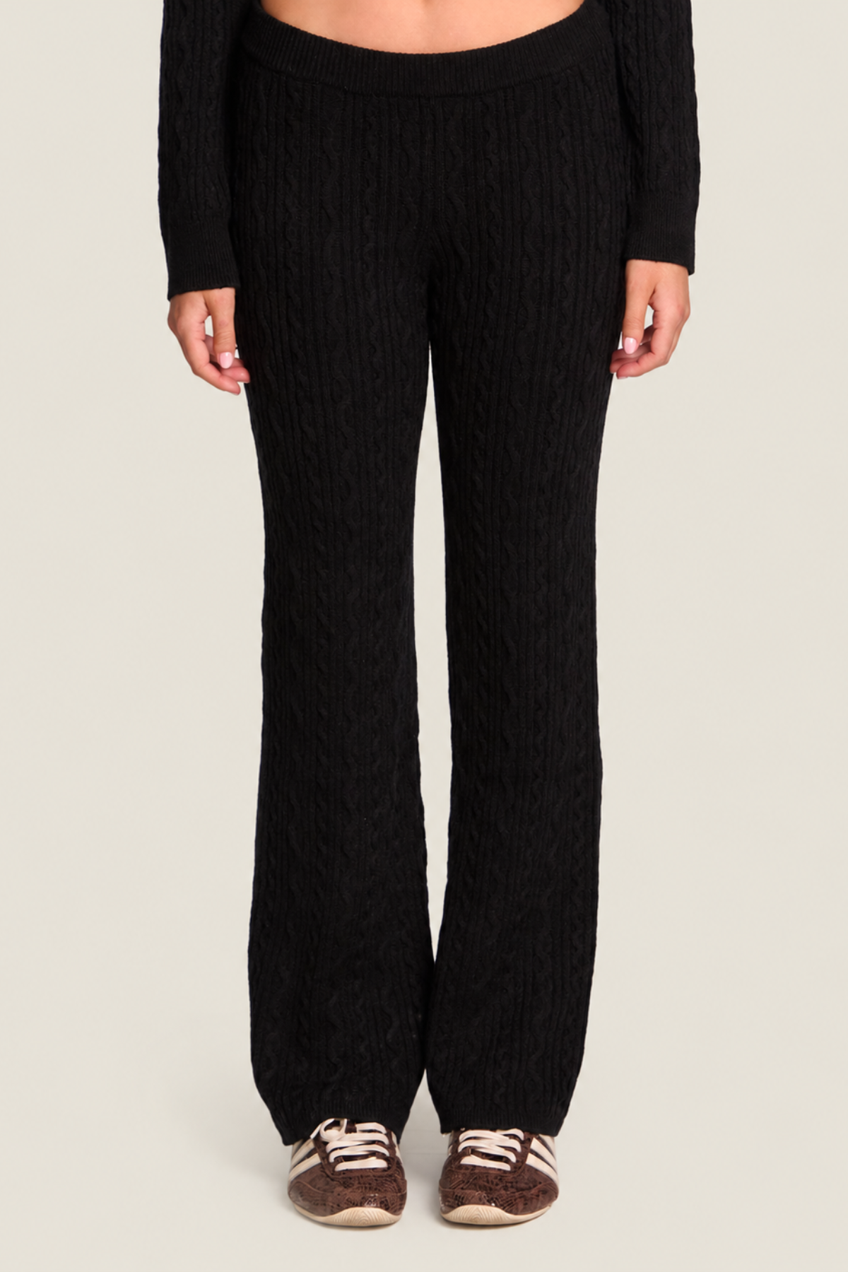 Pantalón de punto negro para mujer vista frontal con textura de ochos