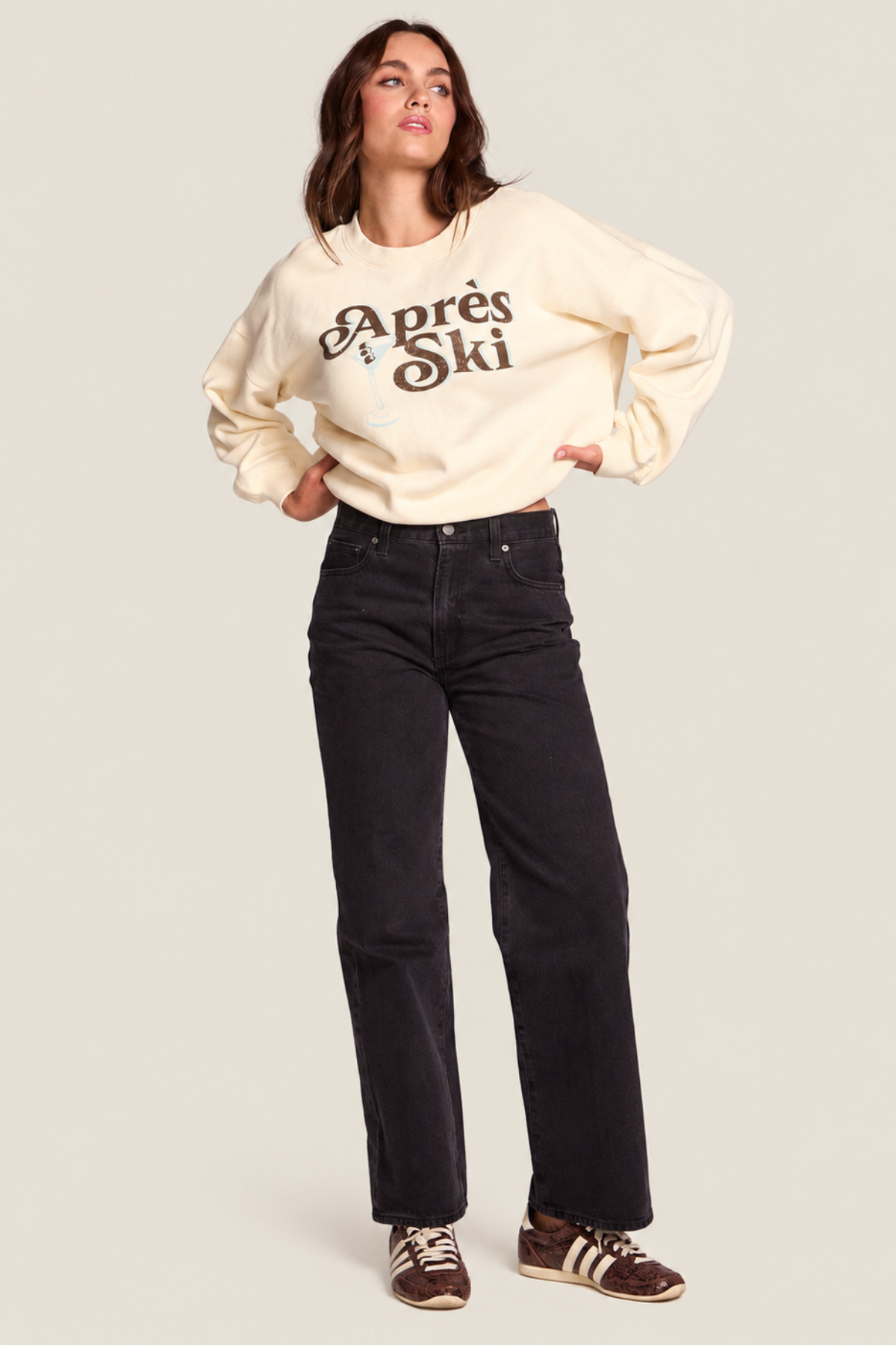 Sudadera oversize beige Après Ski combinada con jeans negros de mujer