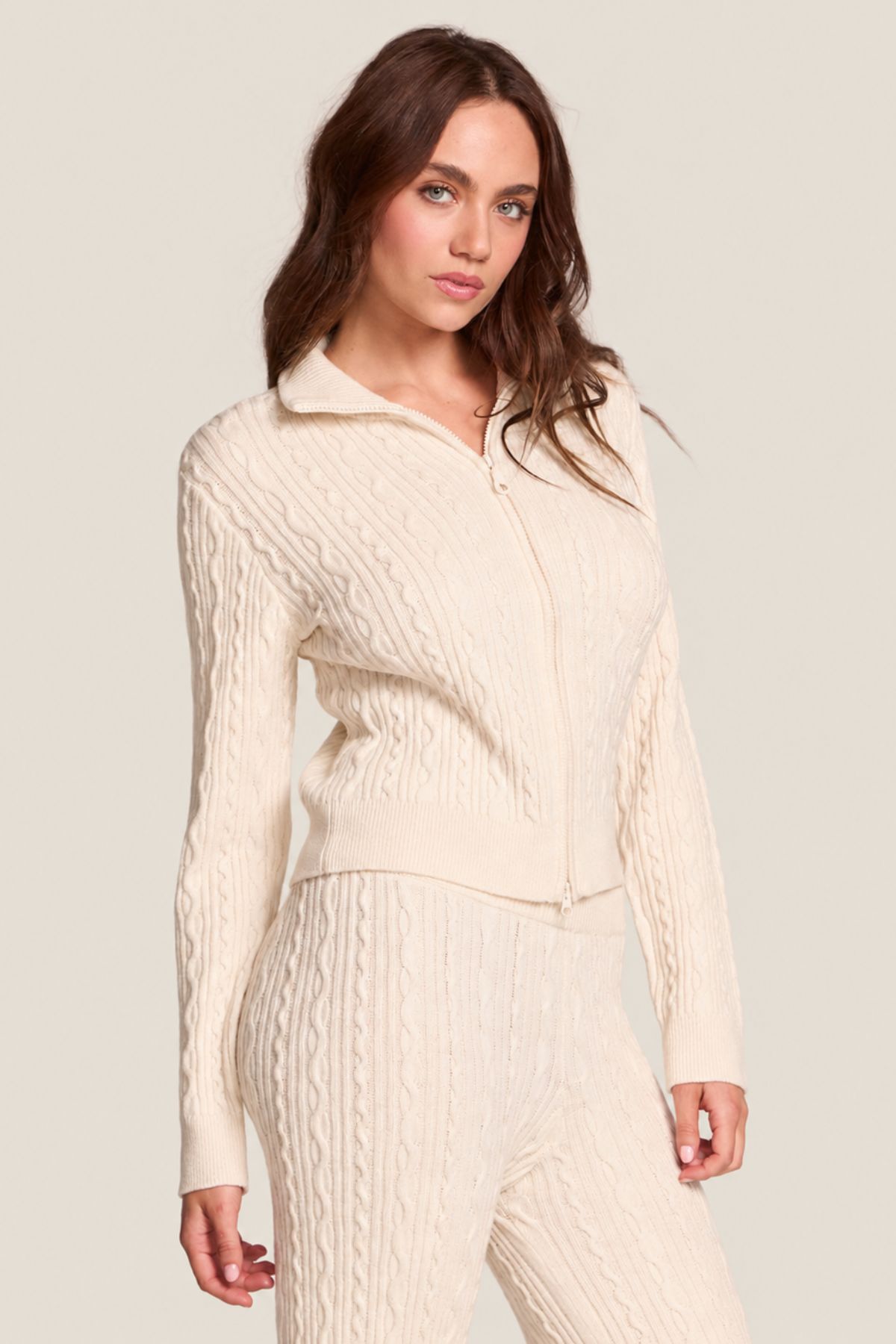 Suéter blanco antiguo con cremallera, cuello tipo polo y manga larga