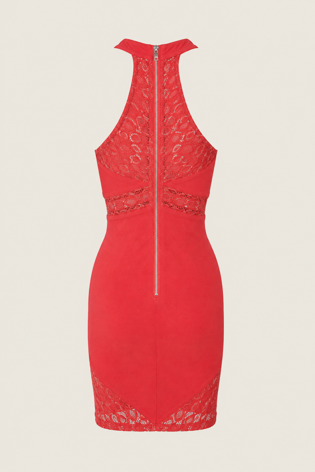 Vista trasera del minivestido rojo en maniquí destacando el diseño sin forro y caída elegante sobre fondo neutro