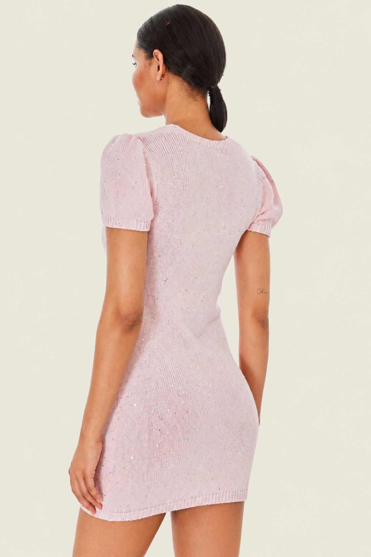 Vista trasera del vestido Viola sweater rosa claro, mostrando la espalda y textura de lentejuelas