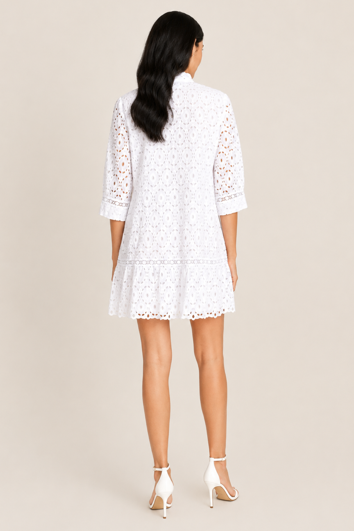Vista trasera vestido mini blanco con diseño elegante y caída fluida para verano