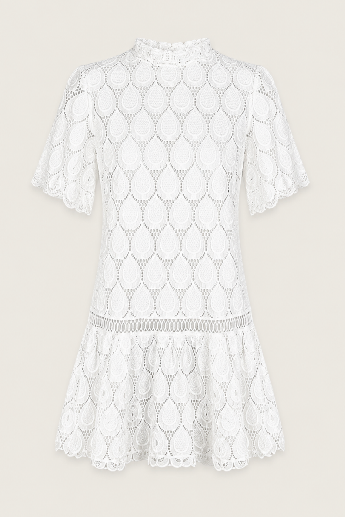Vista de vestido mini blanco, perfecto para looks de verano elegantes