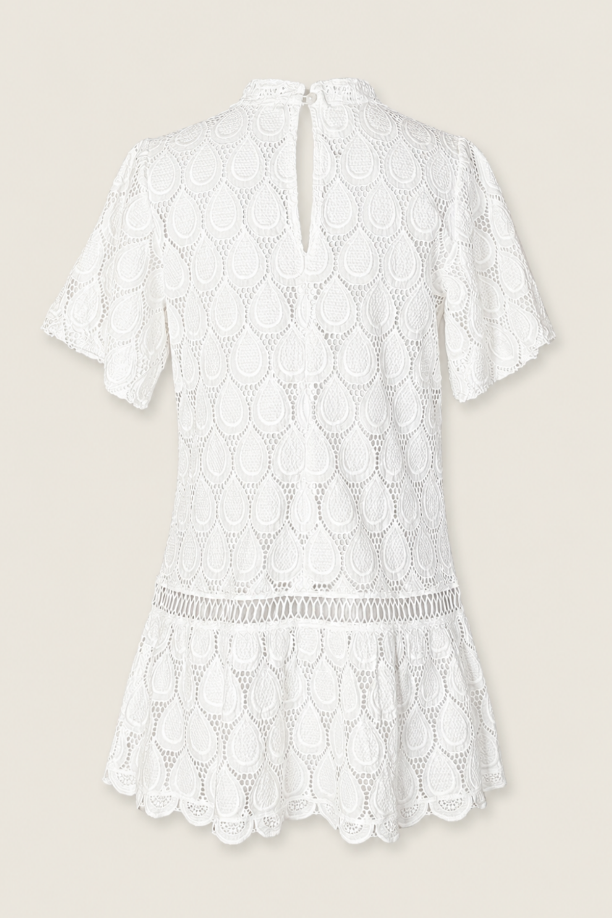 Detalle vestido mini blanco con tejido fluido y acabado premium ideal para outfits summer chic y estilo minimal elegante