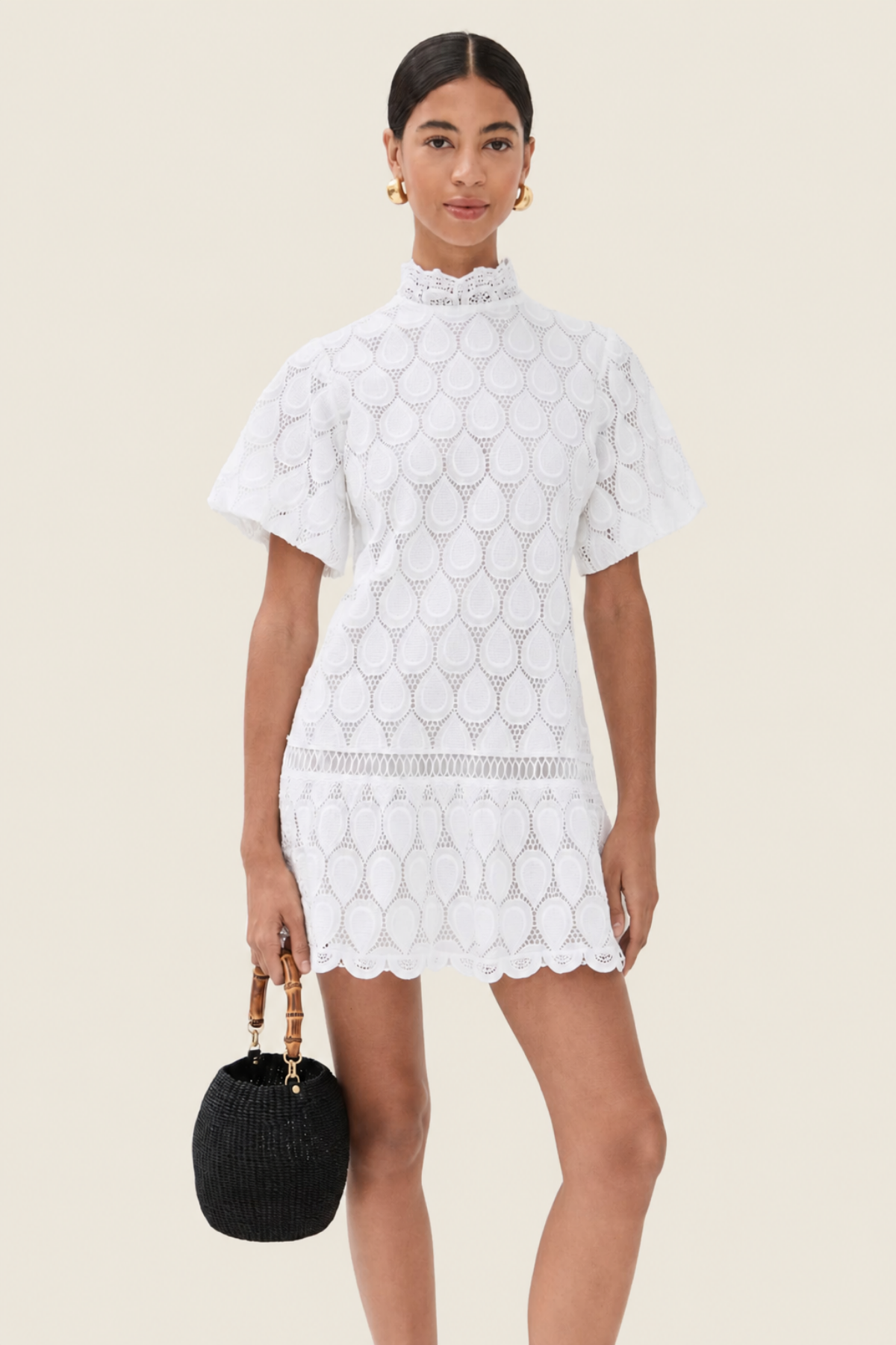 Vestido mini blanco Cubebe con diseño elegante y silueta fluida ideal para verano, vacaciones y estilo mediterranean luxury