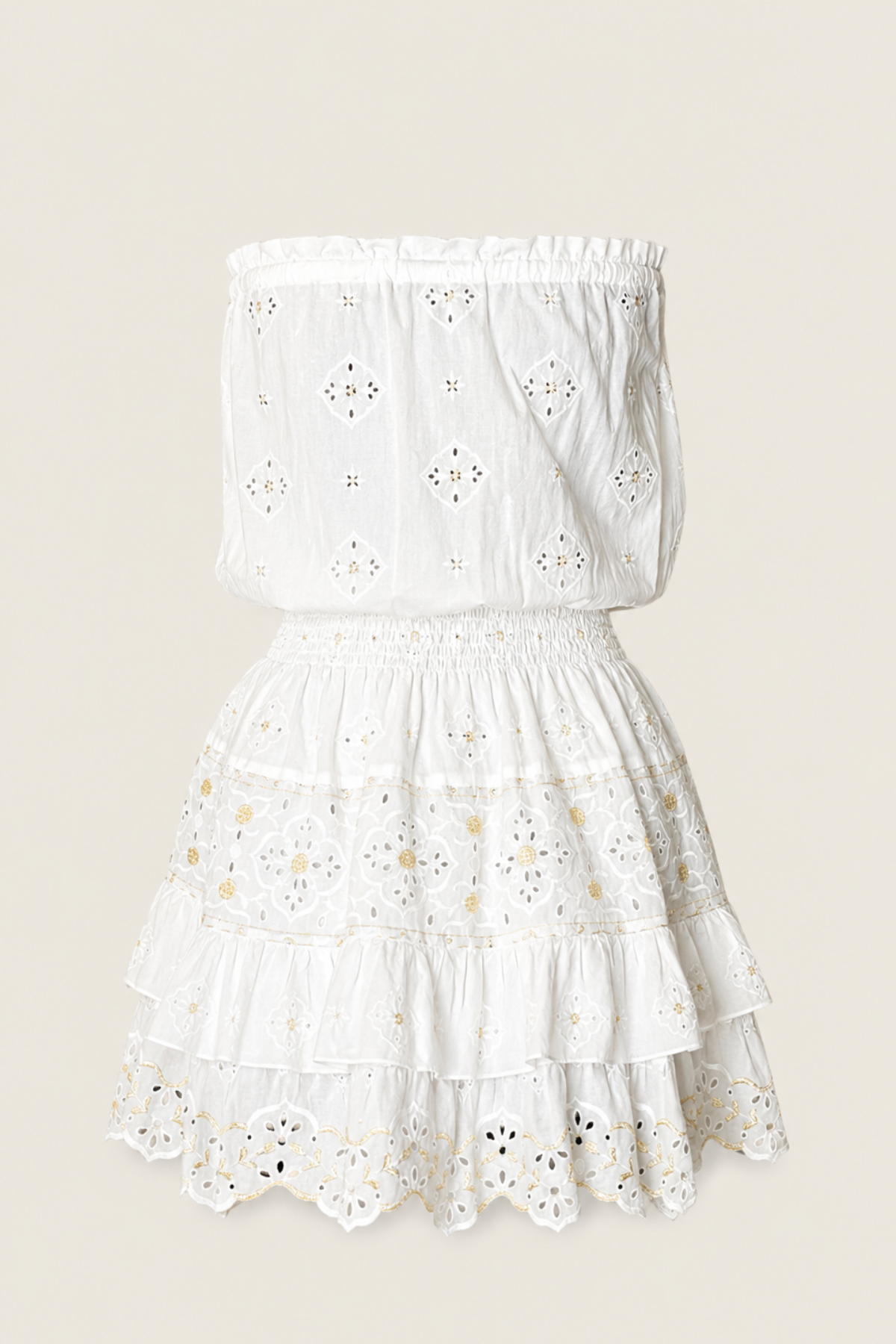 Vista trasera vestido corto blanco fluido y transpirable con estilo versátil perfecto para vacaciones y outfits de verano