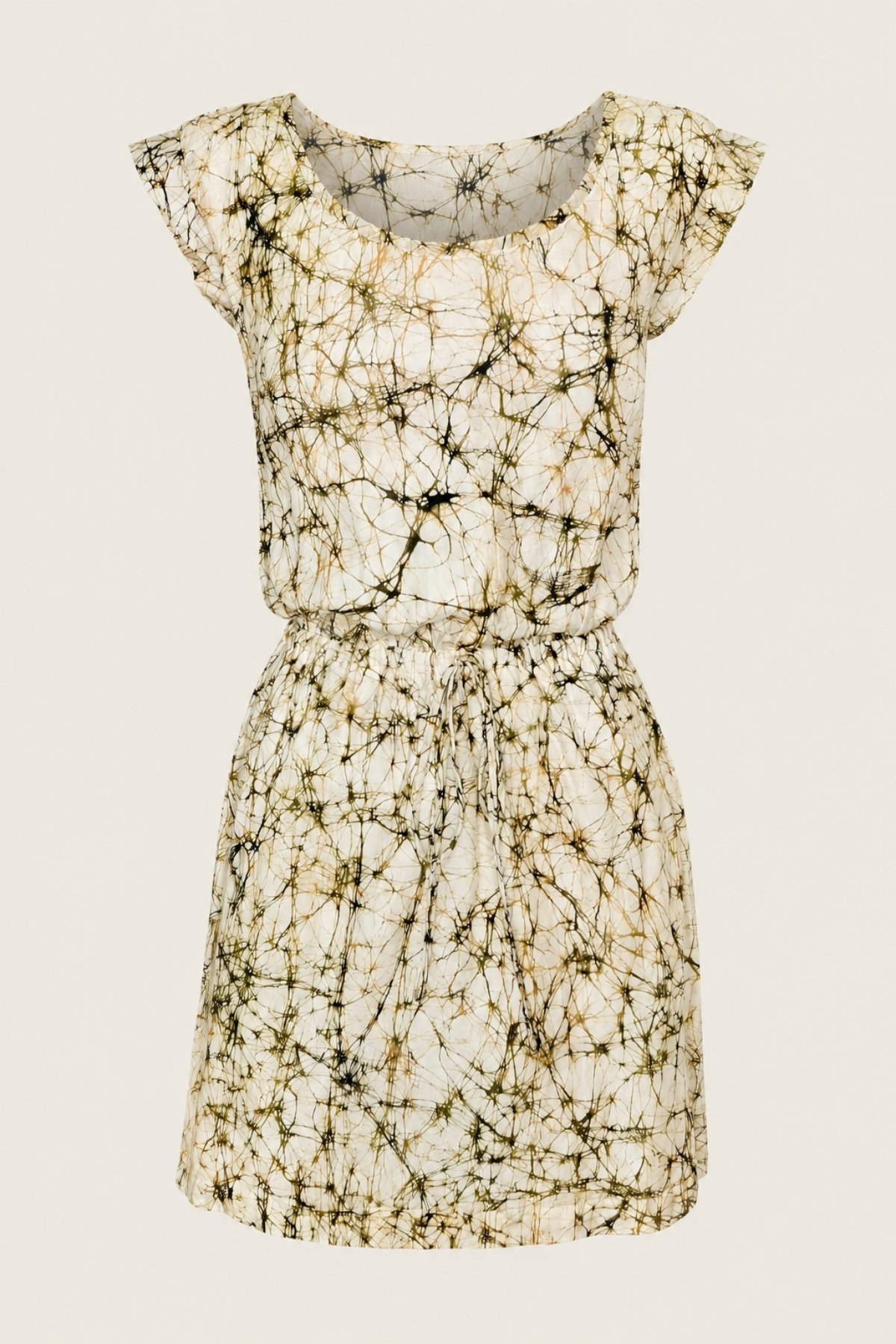 Vestido corto Wren, visto de frente sobre fondo blanco, resaltando el corte entallado y color tierra