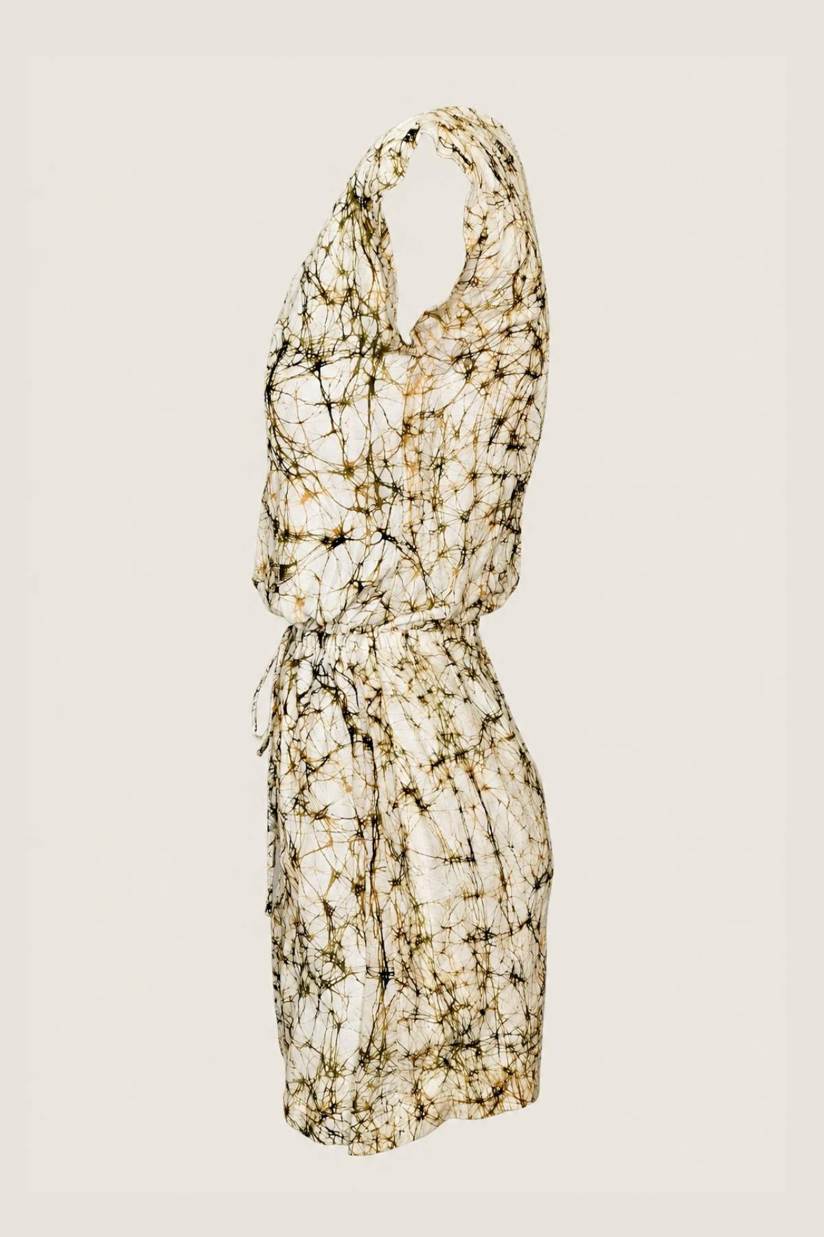 Vestido corto Wren en maniquí visto de perfil , mostrando el corte ajustado y los detalles laterales del diseño