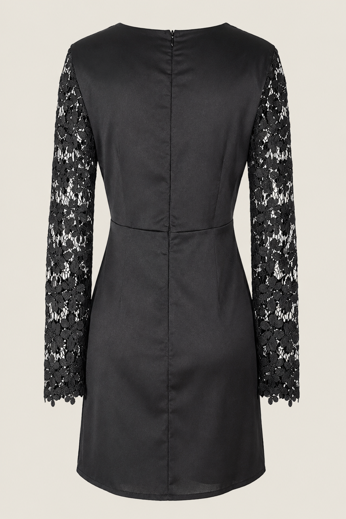 Vista trasera del Reverse Lace Mini Dress negro en maniquí destacando su diseño sin forro y caída elegante