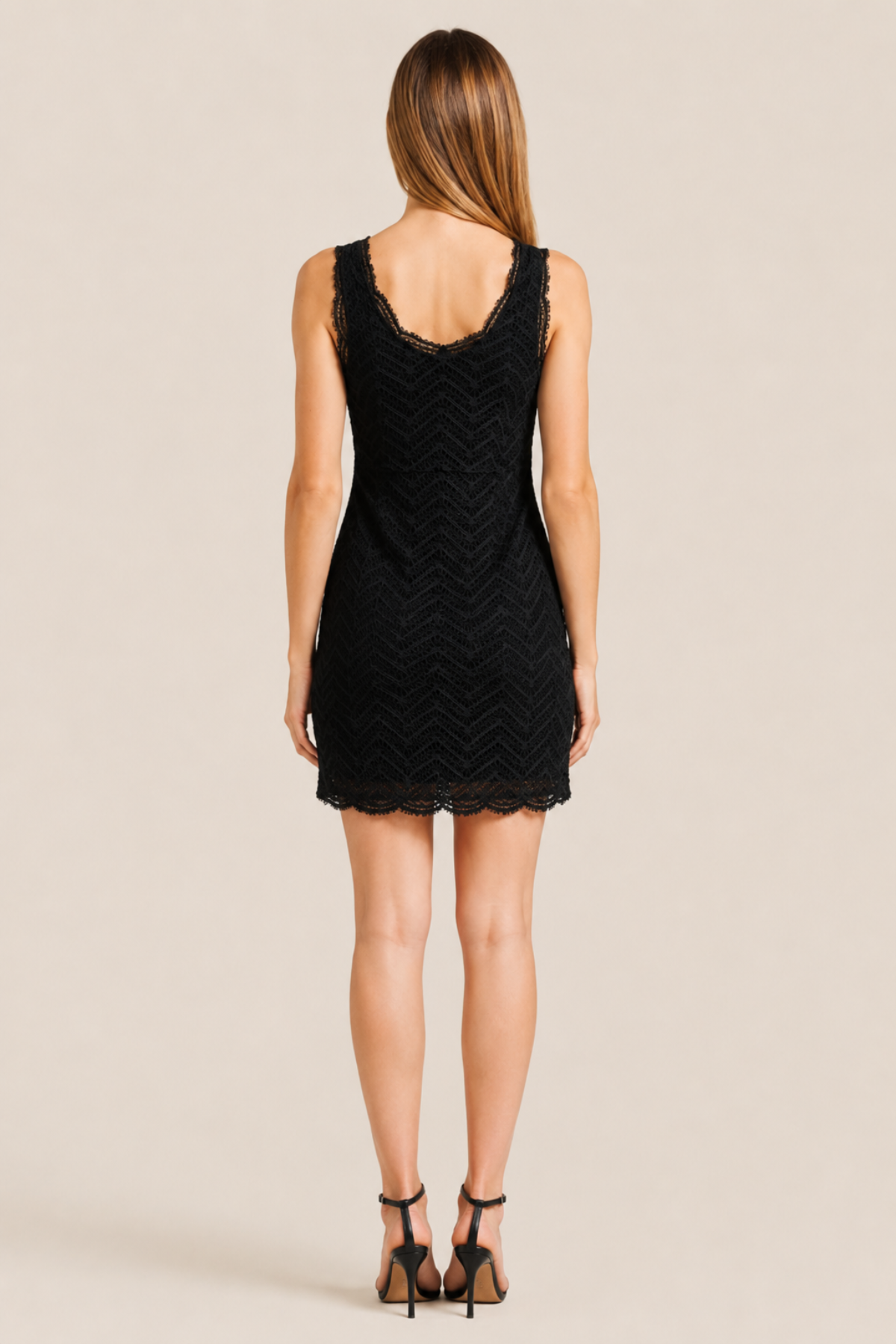 Plano trasero del vestido corto Joie Rori en encaje negro, resaltando la cremallera lateral y acabado scalloped de alta costura