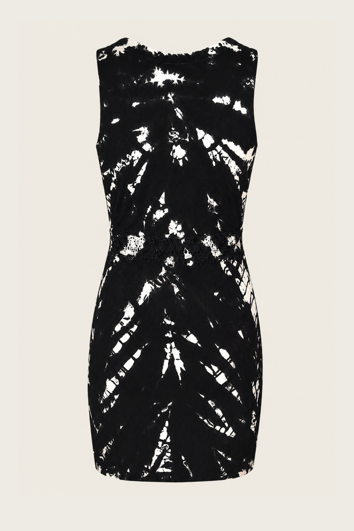 Vista trasera del vestido corto Gypsy Black en maniquí sobre fondo blanco, mostrando tirantes finos y corte bajo en la espalda