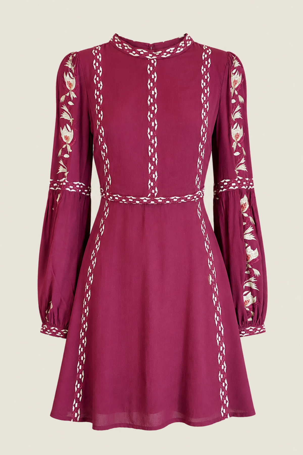 Vestido corto Rahi Cali Posy Sweetheart en maniquí mostrando el diseño de escote sweetheart y falda con vuelo elegante