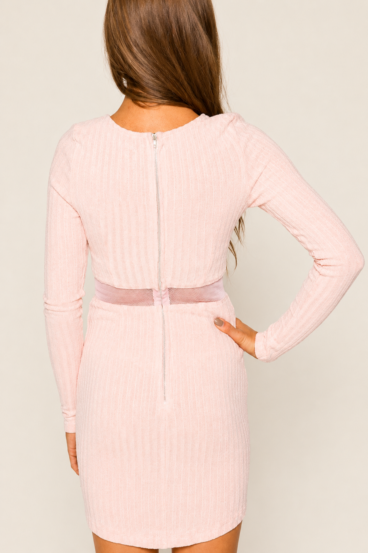 Vista trasera del vestido corto Angel Biba Knitted en Light Pink, destacando su espalda abierta y elegante