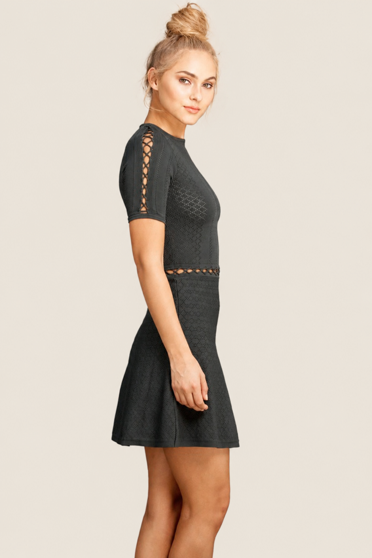 Vista lateral del vestido Alexa mini Fit and Flare en oliva resaltando la silueta femenina y el diseño elegante y cómodo